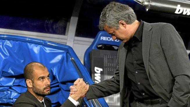 Mourinho y Guardiola se saludan poco antes del último clásico en el Bernabéu.