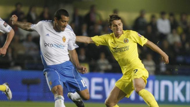 Da Silva lucha por un balón contra un jugador del Villarreal