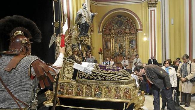 Miles de personas besaron los pies del Cristo de la Cama en la iglesia de San Cayetano, ayer.