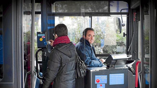 Imagen de una usuaria del autobús urbano utilizando su abono de transporte.