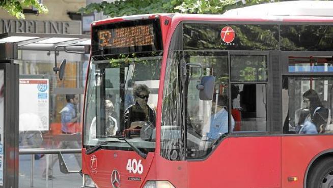 Imagen de archivo de uno de los autobuses urbanos de Zaragoza.