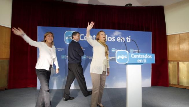 Luisa Fernanda Rudi, Carmen Pobo y Manuel Blasco en el mitin del Partido Popular en Teruel