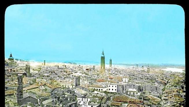 Esta imagen de Zaragoza, tomada desde la torre de la Magdalena, fue captada en 1864. Luego fue coloreada a mano.