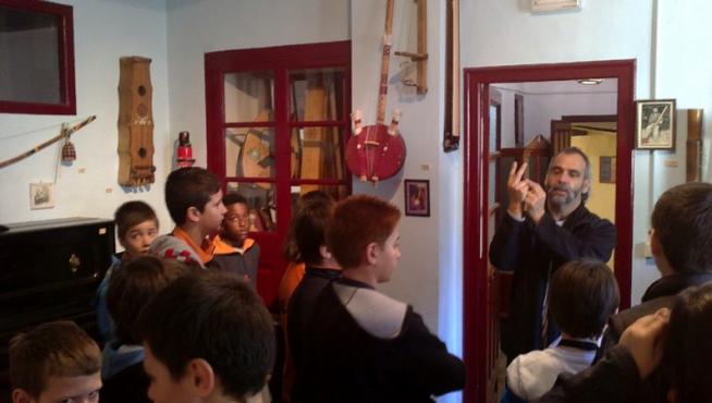 Alumnos de Escuelas Pías Conde Aranda, de Zaragoza, escuchan atentos las palabras de Eugenio Arnao, el alma mater de La Casa del Gaitero