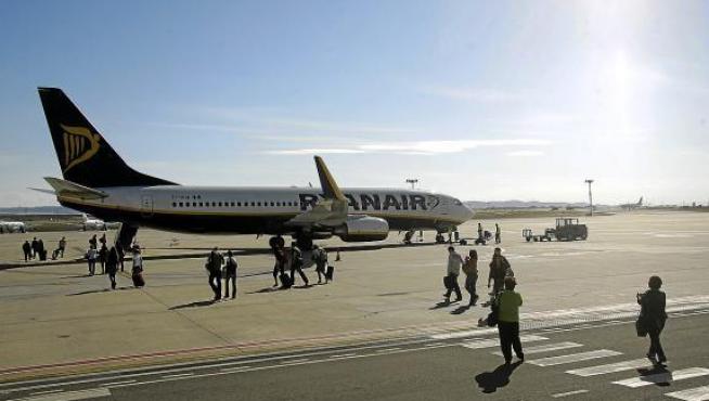 Un avión de Ryanair, estacionado en el aeropuerto de Zaragoza.