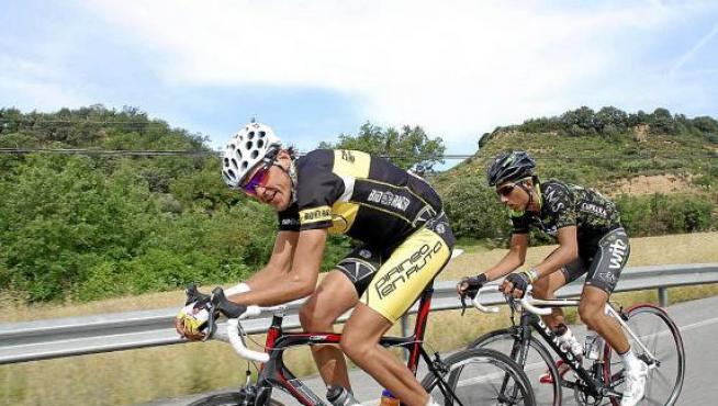 El ciclista Sergio Pérez, en primer término, seguido por Sebastián Tamayo en la carrera de ayer.