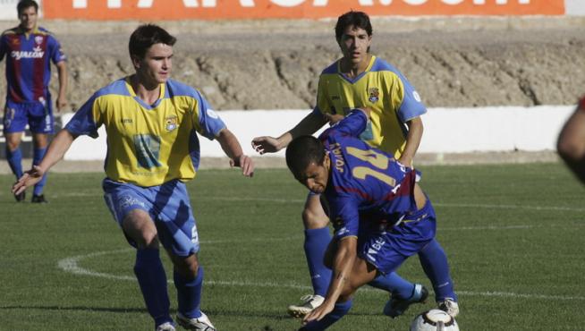 Sorribas, acosado por dos jugadores del Almudévar en el amistoso que jugaron los dos equipos en el año 2009.