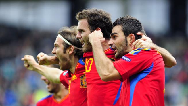 Adrián celebra con Mata y Capel uno de sus goles