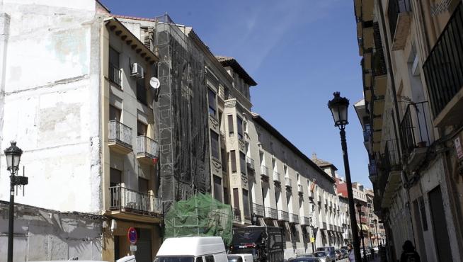 Andamio en el número 64 de la calle de Predicadores de Zaragoza
