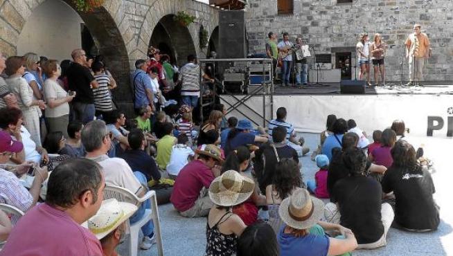 El público disfruta de una de las primeras actuaciones del PIR en la plaza Domingo Miral de Ansó.