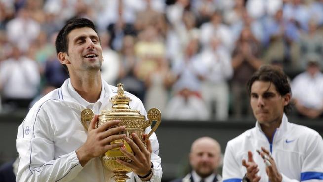 Djokovic levanta la copa que le acredita como campeón