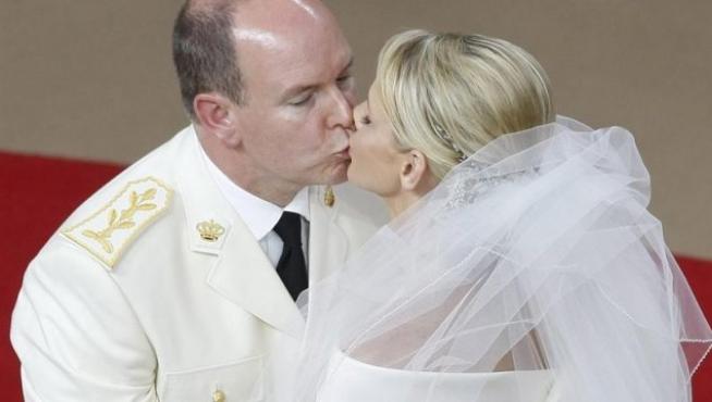 La princesa Charlene y el Príncipe Alberto de Mónaco se besan en su boda en el Patio de Honor del Palacio Real de Mónaco