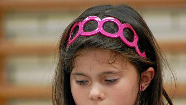 Yaiza Rupérez se concentra antes de mover las fichas blancas.