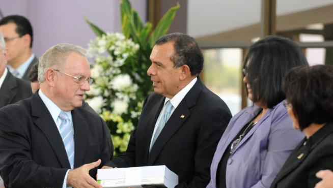 El presidente de la Comisión de la Verdad, Eduardo Stein, entrega el informe a Porfirio Lobo