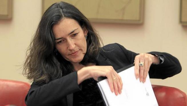 Ángeles González-Sinde, preparándose para una comparecencia reciente en el Congreso.