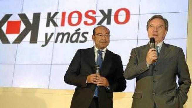 Ángel Expósito (izda.), del grupo Vocento, e Iñaki Gabilondo, durante la presentación ayer en Madrid de Kiosco y Más.