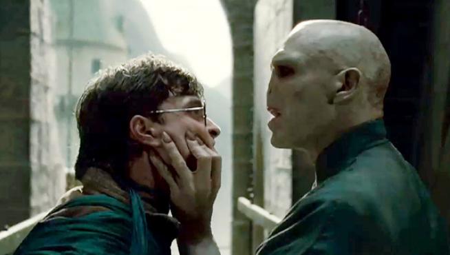 Harry Potter, junto con Voldemort, en un momento de la película.