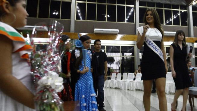 Paula Guilló, Miss España 2010, durante su visita a Maracay (Venezuela).
