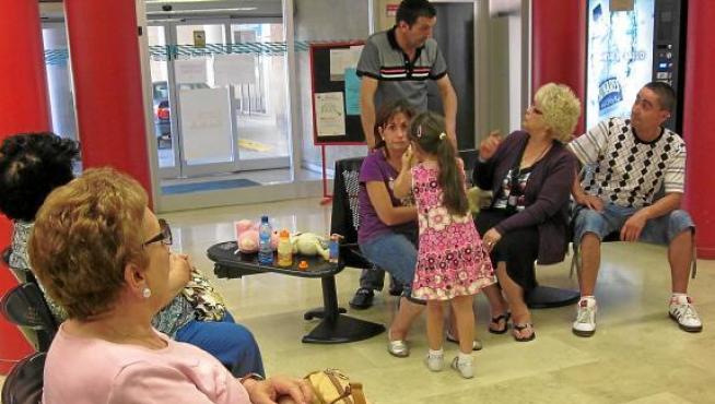 El hospital de Alcañiz registra demanda en verano. En la foto, la sala de espera de Urgencias ayer.