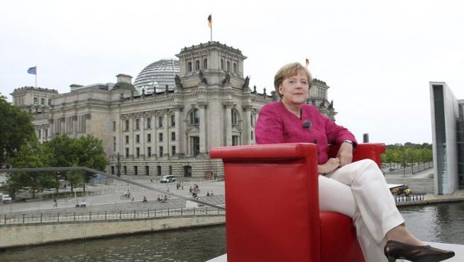 Merkel posa para una entrevista en televisión ante el Reichstag alemán
