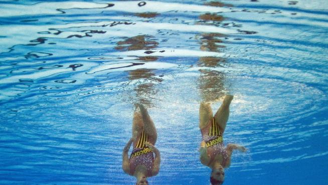 Andrea Fuentes y Ona Carbonell durante el ejercicio en la piscina