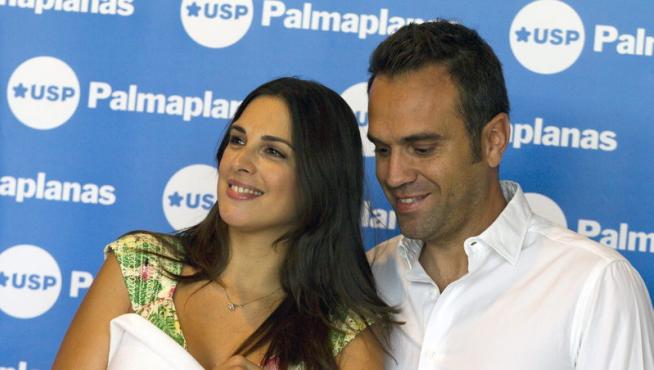 Nuria Fergó y su marido posan con su primera hija
