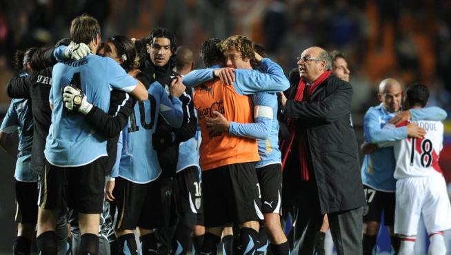 Los jugadores de la selección de Uruguay celebran a victoria