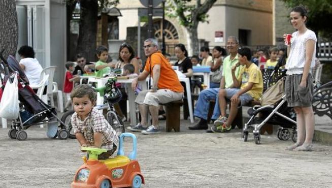 Los niños juegan en familia en la ludoteca del parque de Miguel Servet.
