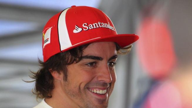 El piloto español de Fórmula Uno Fernando Alonso, de Ferrari, sonríe en Nürburgring