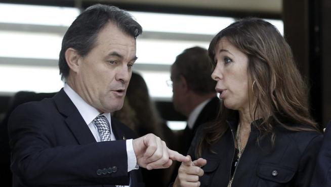 El presidente de la Generalitat, Artur Mas, conversa con la líder del PPC, Alicia Sánchez-Camacho