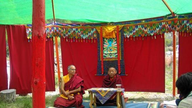 A la izquierda, el fundador del centro de Fuentespalda, el monje Ngawang Wangjor.
