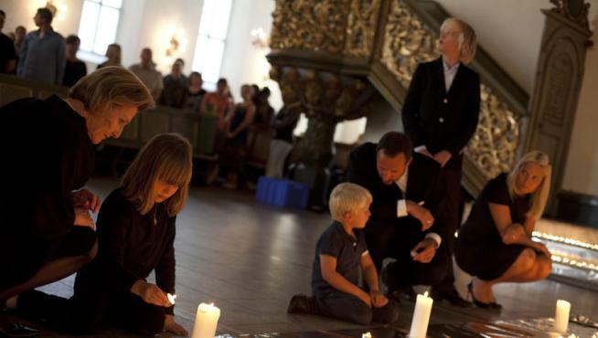 La familia real noruega rinde homenaje a los fallecidos