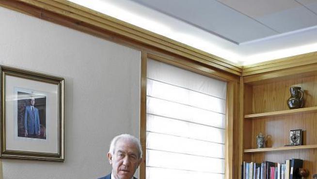 El consejero de Economía y Empleo, Francisco Bono, en su despacho.