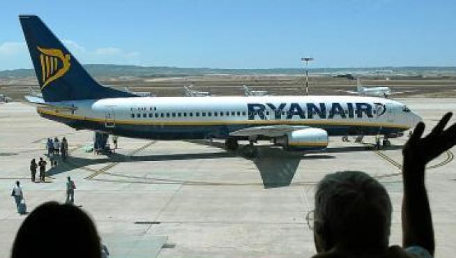 Imagen de un avión de Ryanair en el aeropuerto de Zaragoza.