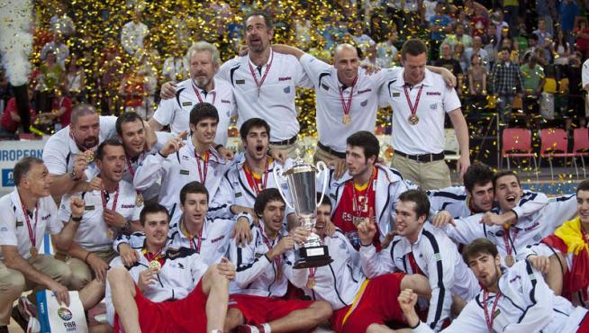 Los jugadores de la selección española posan con el trofeo de campeones.