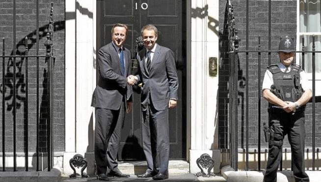 El 'premier' británico, David Cameron, recibe en el 10 de Downing St. a José Luis Rodríguez Zapatero.