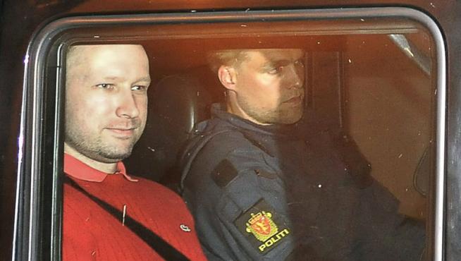 Anders Behring Breivik, con jersey rojo, a su llegada a los juzgados de Oslo