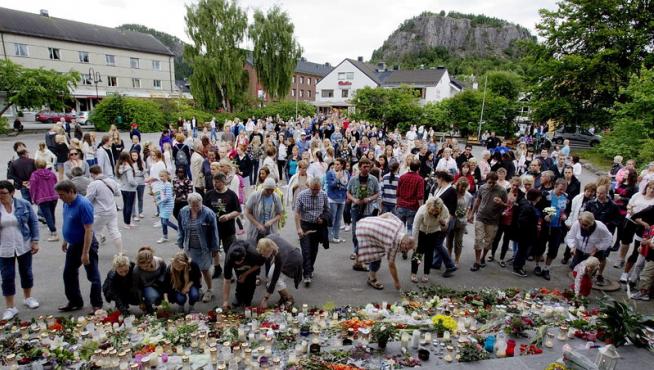 Ciudadanos noruegos dejando velas y flores en homenaje a las víctimas