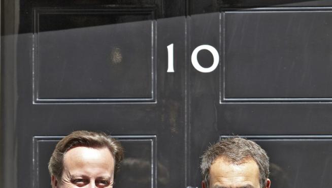 David Cameron recibe a Zapatero en su llegada a Downing Street