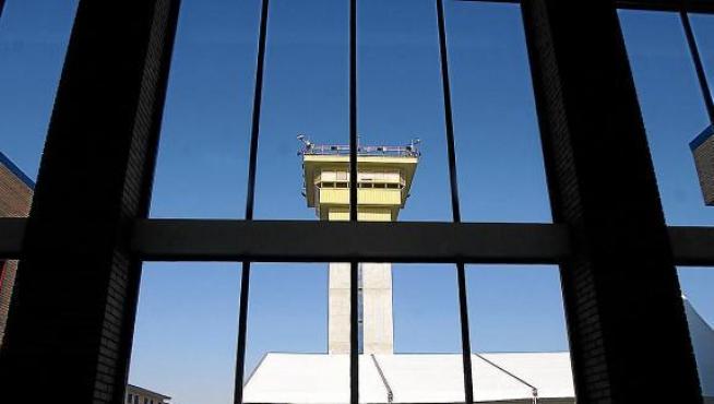 Vista de la torre central desde la que se vigilan las dependencias de la prisión de Zuera.