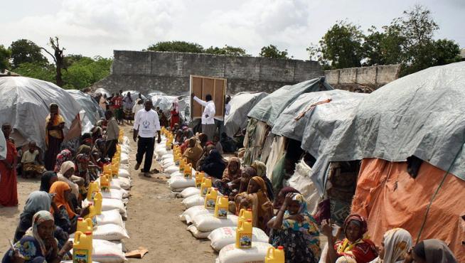 Afectados por la hambruna reciben raciones alimentarias en un centro de Somalia
