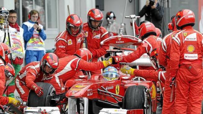 Los mecánicos de Ferrari trabajan en el coche de Alonso, durante el pasado Gran Premio de Alemania.