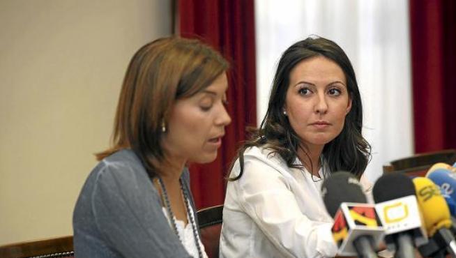 La alcaldesa, Ana Alós, a la izquierda