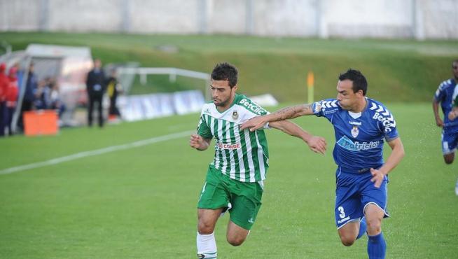 Bruno Gama trata de zafarse de su rival en un partido contra el Feirense