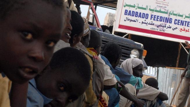 Desplazados somalíes esperan el reparto de alimentos