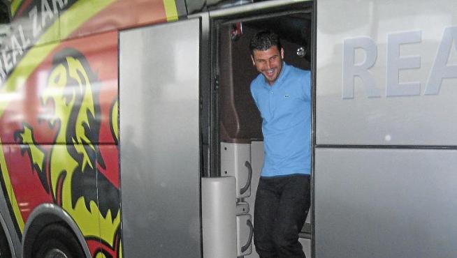 Braulio sale del autobús del Real Zaragoza, a su llegada a las instalaciones del West Ham United inglés.