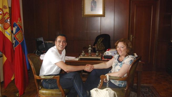 El anterior alcalde del PSOE, Fernando Heras, con Rosa María Lanau, la alcaldesa popular de Monzón.