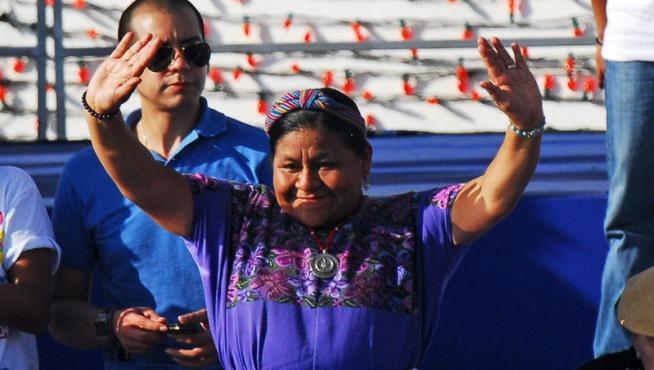Rigoberta Menchú saluda a simpatizantes durante la celebración del 32 aniversario de la Revolución Sandinista.
