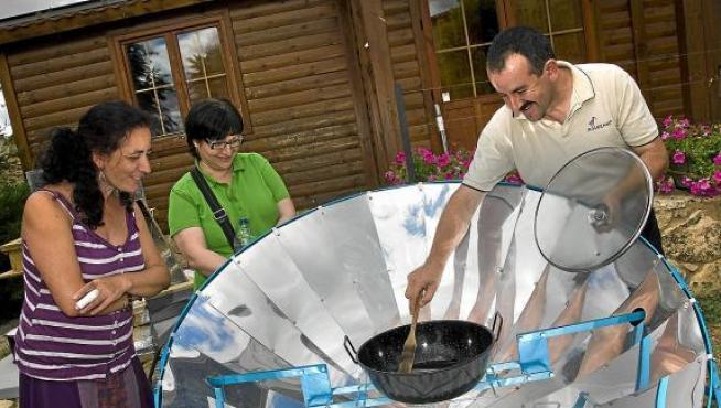 Javier Mañas, en el albergue Allucant, cocina en una parabólica solar junto a vecinos de Gallocanta.