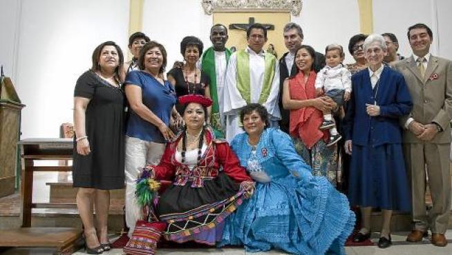 Un grupo de peruanosm, San Juan de los Panetes.